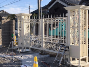 剣先装飾デザインの白塗装ロートアイアン門扉のレベル調整の風景