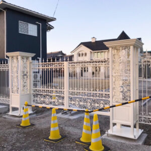 大阪府某人邸に施工した白塗装クラシック調ロートアイアン大型門扉 　アップ