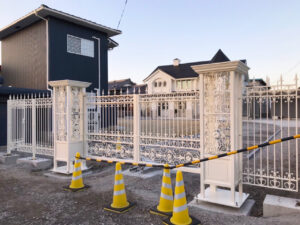 大阪府某人邸に施工した白塗装クラシック調ロートアイアン大型門扉 WI-G1026横から