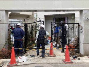 東京都内で施工した大型ロートアイアン門扉