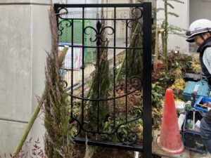 集合住宅エントランスに施工したロートアイアン門扉