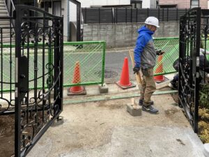 集合住宅でのロートアイアン門扉工事の様子