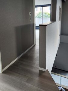 玄関ホールを彩るロートアイアン吹き抜け手すり施工事例