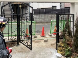 東京都内集合住宅のロートアイアン大型門扉施工事例