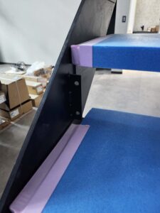 ロートアイアン階段手すりの足もとブラケット