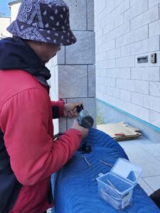 名古屋市K邸でロートアイアン門扉固定用Lピース施工の様子