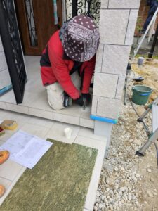 名古屋市K邸でロートアイアン門扉落とし受けの施工の様子
