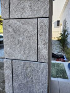名古屋市K邸でロートアイアン門扉用支柱固定ブラケット穴開け