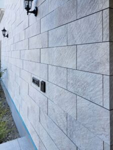 愛知県名古屋市K邸でロートアイアン門扉 WI-G247を施工する建物の左壁