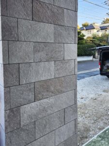 愛知県K邸でロートアイアン門扉 WI-G247を施工する建物の右壁