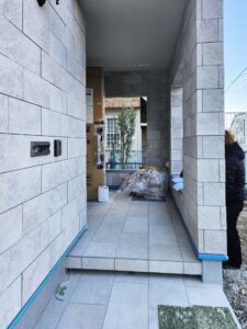 愛知県K邸でロートアイアン門扉 WI-G247を施工するエントランス部