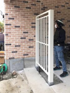 自立させたフラットバー構成によるシンプルモダンなロートアルミ門扉のディテール