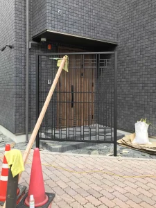大阪府住宅でシンプル縦格子デザインのロートアイアンフェンスの仮固定風景