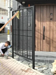 大阪府住宅でロートアイアンフェンスを施工する作業風景