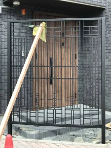 大阪府住宅でロートアイアンフェンスを施工する作業風景