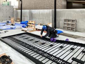 熊本県の学校施設へ施工したロートアルミ大型門扉 WA-G1004