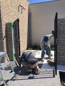 三重県鈴鹿市にて施工した縦格子シンプルタイプのロートアイアン門扉に丸落としを施工している様子