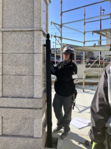 alt="熊本市ロートアルミ門扉用支柱の垂直出し施工風景"