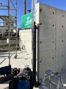 alt="熊本市ロートアルミ門扉用支柱を仮固定する様子"