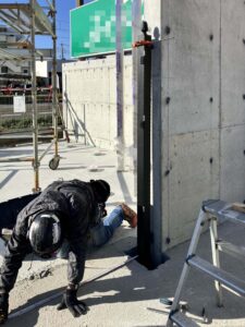 alt="熊本市ロートアルミ門扉用支柱の施工風景"
