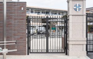 学校法人施設へ施工したロートアルミ門扉 WA-G193