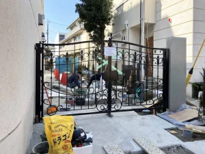 東京都の集合住宅に設置したロートアイアン門扉