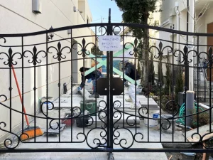 集合住宅エントランスに施工したロートアイアン門扉の全景