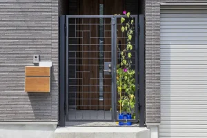 東京都世田谷区H様邸で施工したシンプル格子デザインのロートアイアン門扉