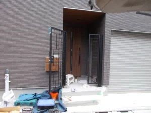 住宅外観に調和したロートアイアン門扉の開閉チェック