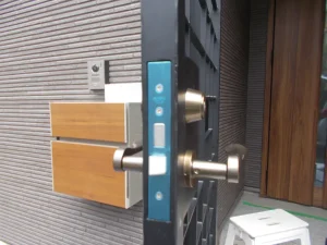 オーダーメイドで製作したロートアイアン門扉の錠部分