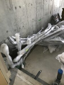 大阪府タワーマンションのエントランスに配置されたロートアイアン螺旋階段手すり