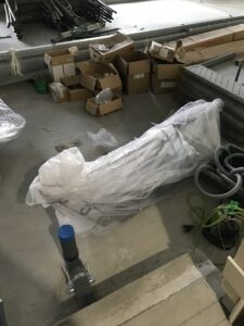 大阪府タワーマンションの踊り場に設置されたロートアイアン螺旋階段手すり