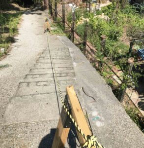 山林に囲まれた邸宅の外周に設置したロートアイアンフェンス