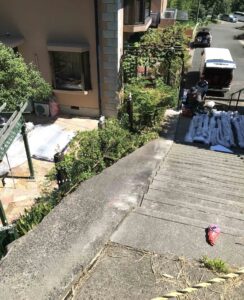 急こう配の公道階段部に施工したロートアイアンフェンス