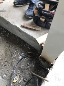 スチールプレートを溶接し門柱の基礎を固定している施工状況