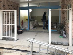 ロートアルミ大型門扉のアルミ支柱を建て込んでいる様子
