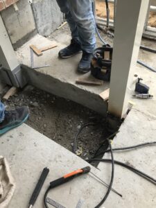 スチールプレートを溶接し門柱の基礎を固定している施工状況