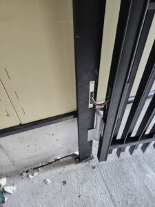 オートヒンジ・電気錠仕様のロートアイアン門扉支柱下部