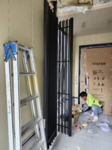 ロートアイアン門扉の片側扉を取り付ける様子